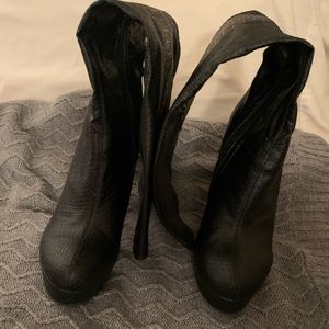 Black heeled boots